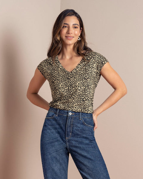 Blusa estampada manga corta con cuello en V#color_148-animal-print