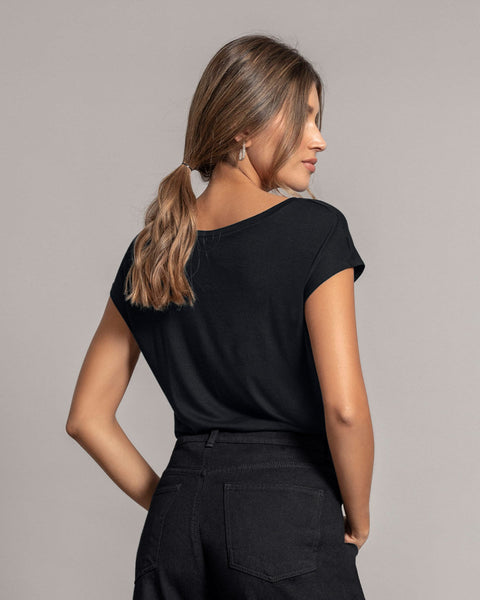 Blusa estampada manga corta con cuello en V#color_700-negro