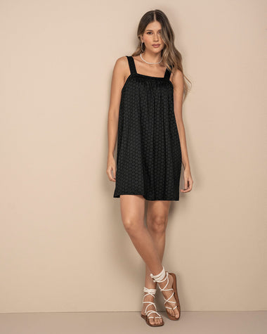 Vestido corto de ojalillo con escote recto#color_700-negro