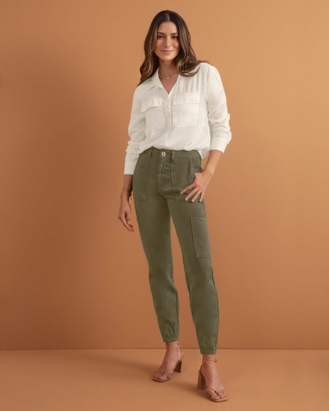 Pantalón tipo cargo con bolsillos funcionales#color_604-verde-militar