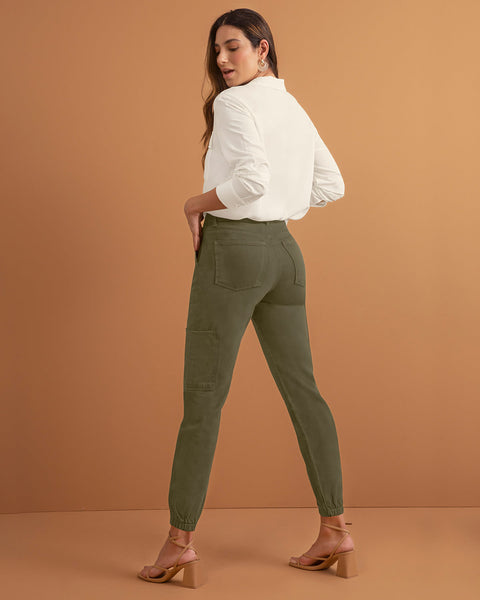 Pantalón tipo cargo con bolsillos funcionales#color_604-verde-militar