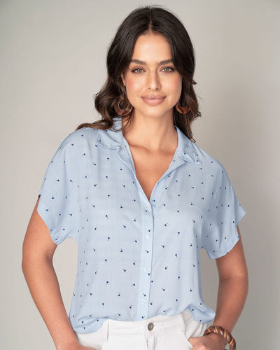 Blusa estampada de manga corta y cuello camisero#color_052-flores-azul