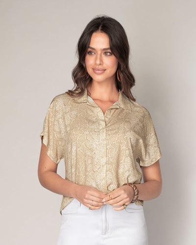 Blusa estampada de manga corta y cuello camisero#color_075-animal-print