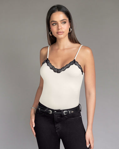Blusa de tiritas de escote en V con detalles en encaje#color_018-marfil