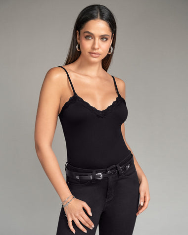 Blusa de tiritas de escote en V con detalles en encaje#color_700-negro