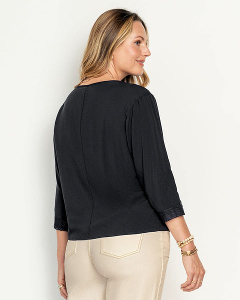 Blusa con detalle en mangas 3/4#color_700-negro
