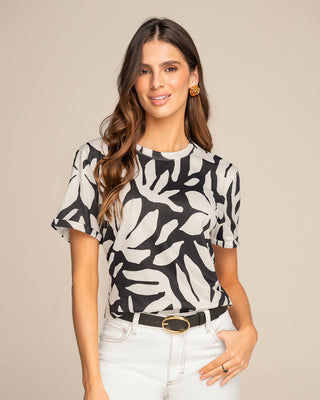 Blusa manga corta estampada con dobladillo en manga#color_133-abstracto