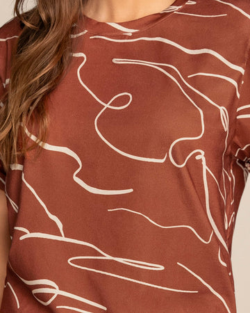 Blusa manga corta estampada con dobladillo en manga#color_b85-terracota