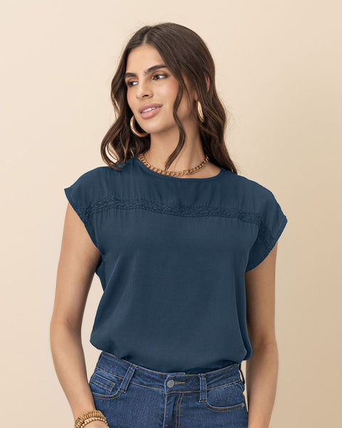 Blusa básica manga corta con detalle sobrepuesto en frente#color_055-azul