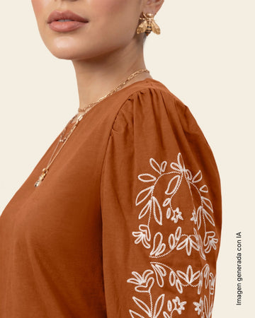 Blusa 3/4 con relieve floral en mangas#color_c22-cafe