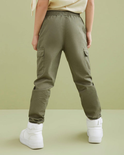 Pantalón exterior jogger con bolsillos laterales funcionales#color_198-verde