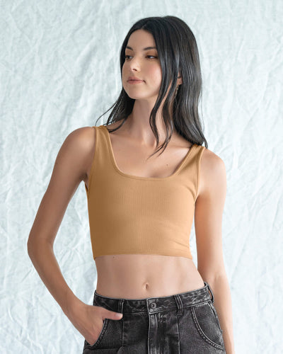 Blusa sin mangas crop top en tejido acanalado#color_084-arena-oscuro