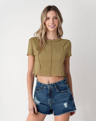 Blusa crop top con costuras expuestas decorativas#color_381-camel