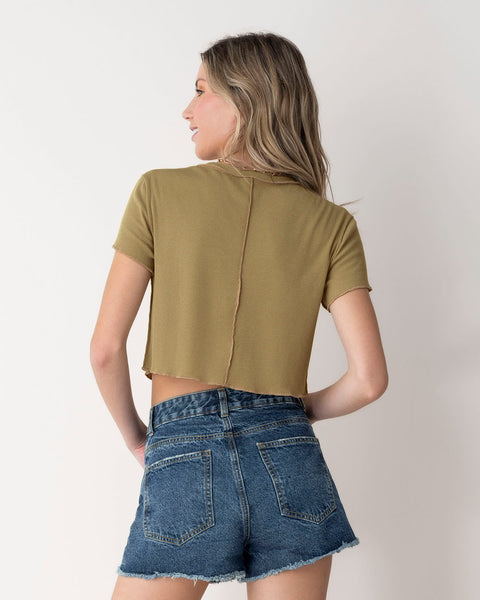 Blusa crop top con costuras expuestas decorativas#color_381-camel