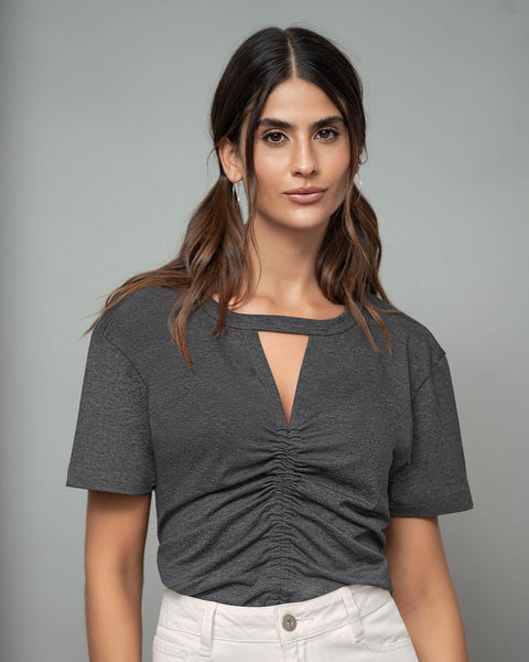 Blusa manga corta con abertura triangular en escote#color_706-gris-oscuro