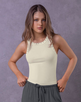 Blusa  sin  mangas con taches en cuello y sisa#color_018-marfil