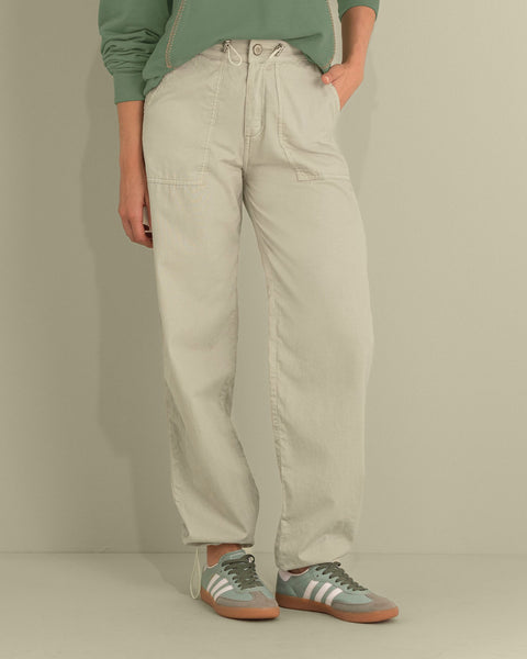 Pantalón bota recta con elástico en ruedo#color_084-arena