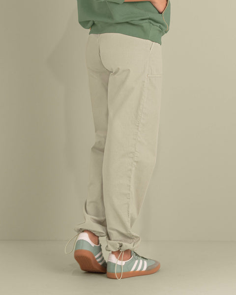 Pantalón bota recta con elástico en ruedo#color_084-arena