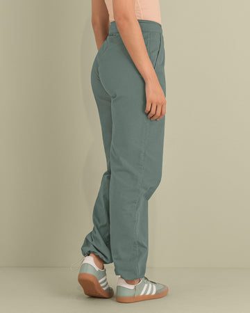 Pantalón bota recta con elástico en ruedo#color_249-verde