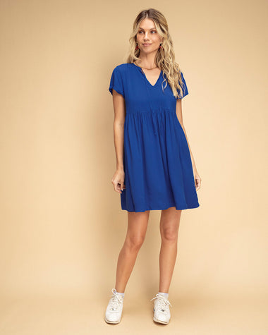 Vestido corto de escote en V y tiras decorativas en frente#color_052-azul