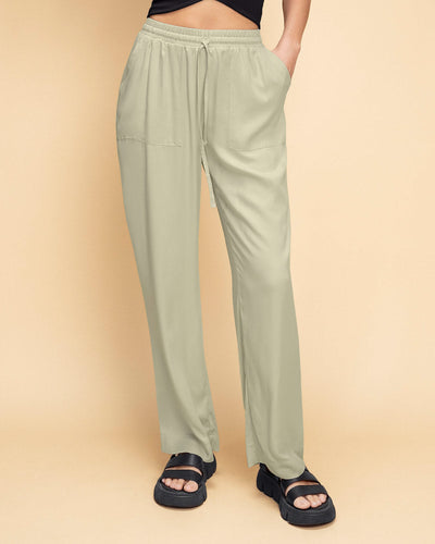 Pantalón exterior bota recta con elástico y tira anudable en cintura#color_657-verde-gris