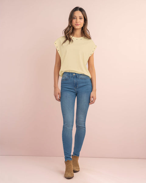 Blusa con taches en cuello y mangas#color_106-amarillo