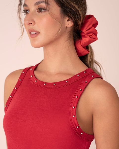 Vestido largo con detalle de taches en cuello y sisa#color_302-rojo