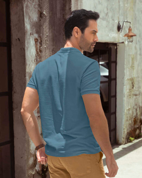 Camisa tipo polo con bordado en frente#color_294-azul