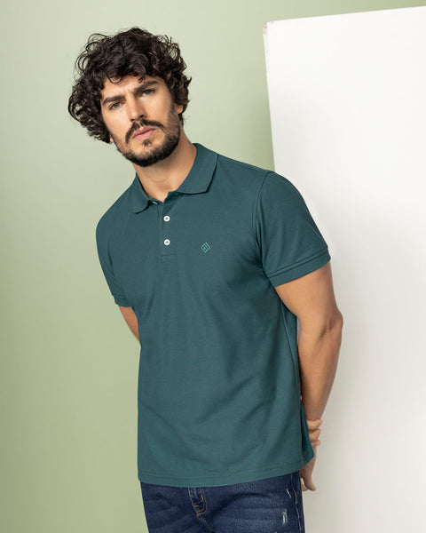 Camisa tipo polo con bordado en frente#color_604-verde-medio