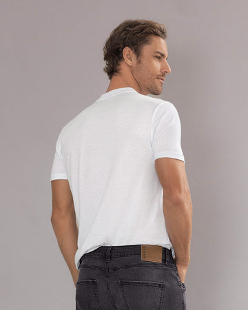 camisa-manga-corta-con-logo-bordado-en-frente#color_000-blanco