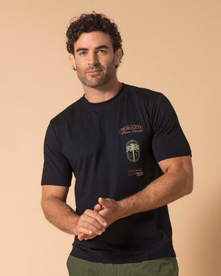 camisa-manga-corta-con-estampado-localizado-y-cuello-redondo#color_713-negro