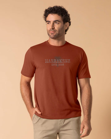 camisa-manga-corta-con-estampado-localizado-y-cuello-redondo#color_c21-terracota