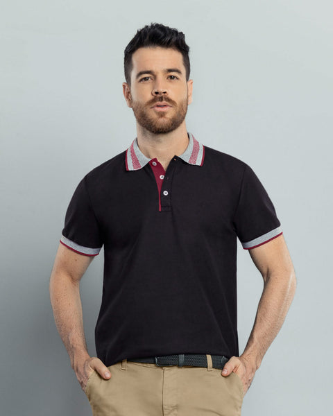 Camiseta tipo polo con cuellos y puños en contraste#color_700-negro