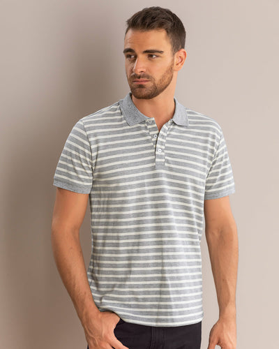 Camiseta polo manga corta con cuello y puños tejidos en contraste#color_146-gris-y-marfil