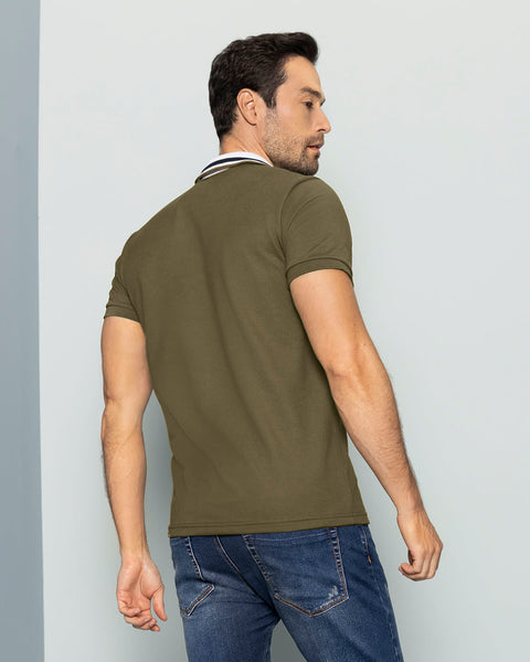 Camiseta tipo polo con perilla funcional y cuello y puños tejidos#color_601-verde