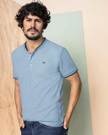 Camiseta con cuello henley y perilla funcional#color_159-azul-claro