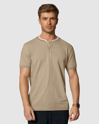 Camiseta con cuello henley y perilla funcional#color_897-cafe