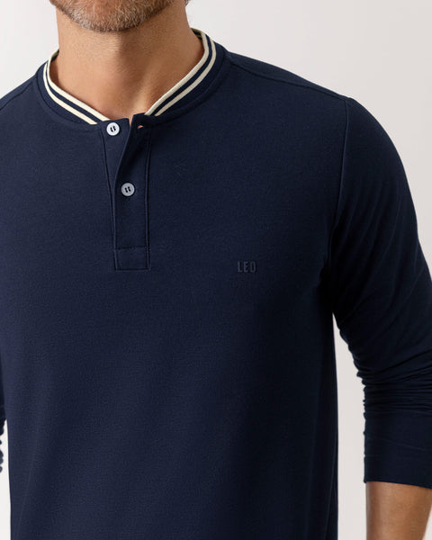 Camiseta manga larga con perilla funcional y logo en frente#color_457-azul-oscuro
