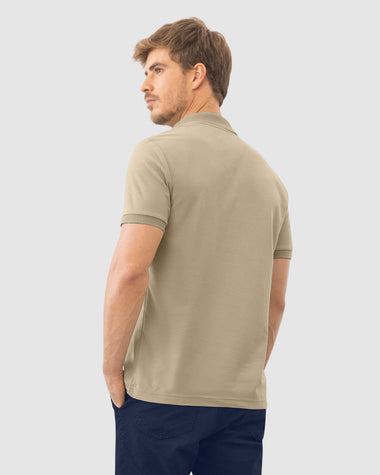 Camisa tipo polo con pieza decorativa en hombros#color_084-arena