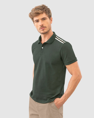 Camisa tipo polo con pieza decorativa en hombros#color_601-verde
