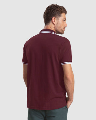 Camisa tipo polo con detalle en contraste en el cuello#color_c37-vino-borgona