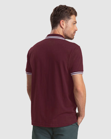 Camisa tipo polo con detalle en contraste en el cuello#color_c37-vino-borgoña