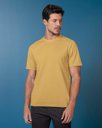 Camisa manga corta básica en tela especial con textura#color_847-mostaza