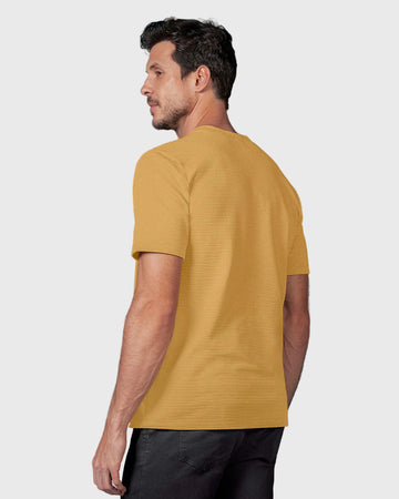 Camisa manga corta básica en tela especial con textura#color_847-mostaza